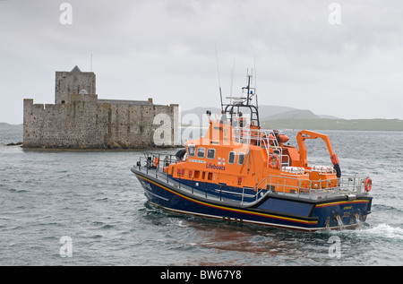 Scialuppa di salvataggio 17-45 "Duca di Kent' Le Vele verso il castello di Kisimul Isle of Barra, Ebridi Esterne, Scozia. SCO 7010 Foto Stock