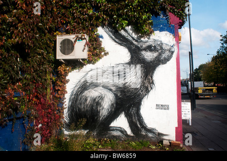 Hare dipinto dall'artista di strada ROA in Hackney Road, East London Foto Stock