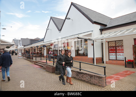 Gli amanti dello shopping, Gretna Gateway Outlet Village, Glasgow Rd, Gretna, Dumfriesshire Foto Stock