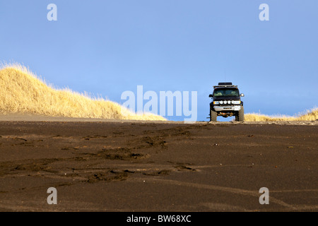 Una variante di Ford E-350 su un nero spiaggia vulcanica, costa sud-ovest dell'Islanda. Foto Stock