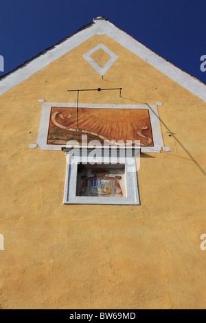 Orologio solare sulla facciata di un edificio di Zlata Koruna, Golden Crown, Boemia, Repubblica ceca, l'Europa. Foto di Willy Matheisl Foto Stock