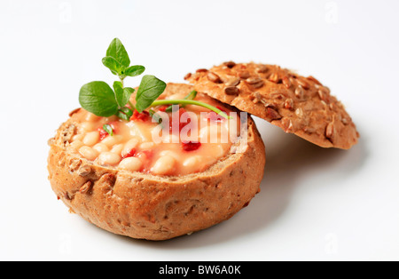 Fagioli in umido in una ciotola di pane Foto Stock