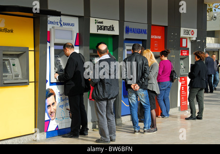 ISTANBUL, Turchia. Una fila di macchine in contanti dal terminal del traghetto in Uskudar district sul lato asiatico della città. 2010. Foto Stock