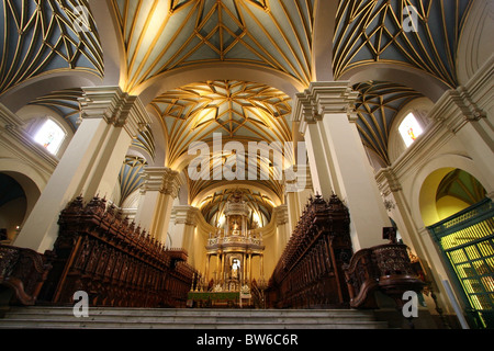 Navata centrale della Basilica Cattedrale di Lima, Plaza Mayor, Lima, Perù. Foto Stock