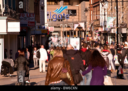 La sfocatura di movimento della folla a piedi attraverso il principale centro commerciale in un assolato pomeriggio di novembre a Dundee, Regno Unito Foto Stock