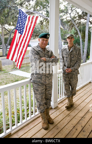 Padre e figlio in uniformi militari dalla bandiera americana Foto Stock