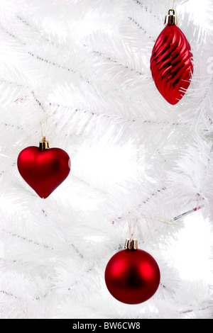 Addobbi natale appeso a un albero bianco Foto Stock