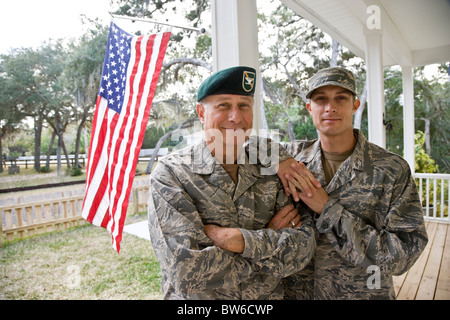 Padre e figlio in uniformi militari dalla bandiera americana Foto Stock