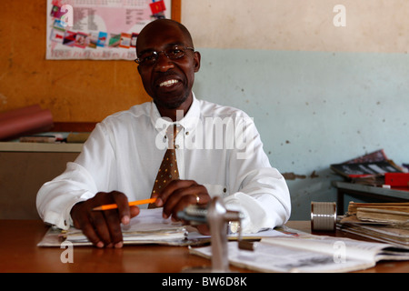 Khumbulam Nludima, l'Assistente capo e docente di biologia a Nichilibi di alta scuola in Zimbabwe. Foto Stock
