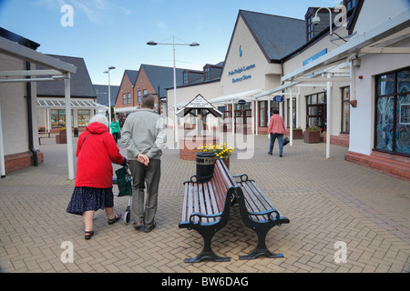 Gli amanti dello shopping, Gretna Gateway Outlet Village, Glasgow Rd, Gretna, Dumfriesshire Foto Stock