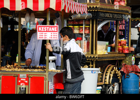 ISTANBUL, Turchia. Cucina di strada venditori nel quartiere Eminonu. 2010. Foto Stock