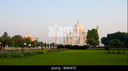 Taj Mahal, tomba di marmo bianco, costruito nel 1632, mondo monumento storico, Uttar Pradesh, un ampio angolo di visione Foto Stock