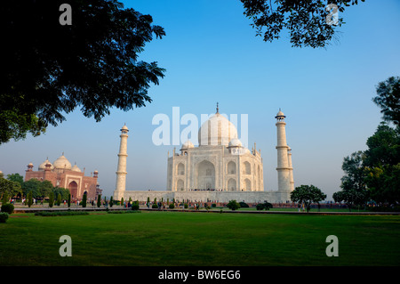 Taj Mahal, tomba di marmo bianco, costruito nel 1632, mondo monumento storico, Uttar Pradesh, un ampio angolo di visione Foto Stock