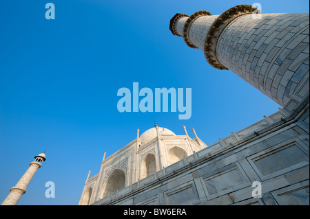 Grandangolo, angolo basso, Taj Mahal, torri, cielo blu Foto Stock