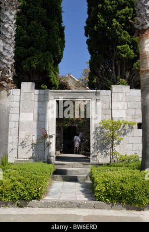 L'ingresso alla Cappella di Santa Croce nel villaggio di Lopud sull'isola di Lopud, isole Elafiti. Questa piccola chiesa ... Foto Stock