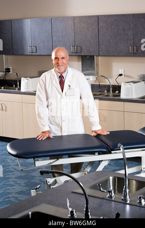 Ritratto di medico in ufficio medico Foto Stock