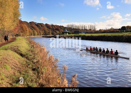 Canottaggio sul fiume indossare a Durham, Inghilterra Foto Stock