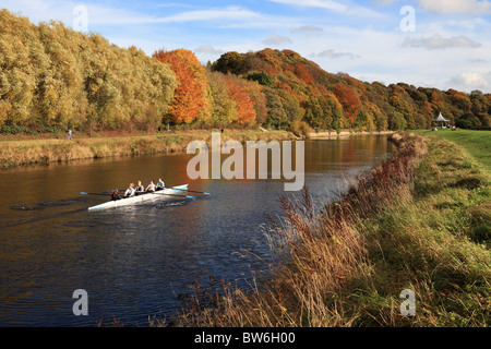 Canottaggio sul fiume indossare a Durham Foto Stock