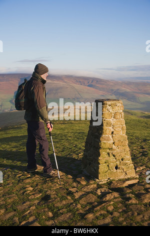 Walker ammirando la vista sulla valle di speranza dal punto di innesco sul Mam Tor Castleton Derbyshire Peak District R.U. Foto Stock