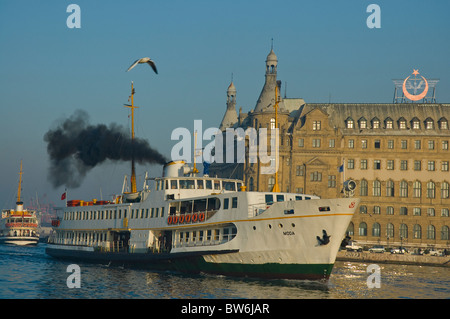 Kadikoy - passeggero Eminonu ferry boat passa di fronte al di Haydarpasa stazione ferroviaria sulla sponda asiatica della città,istanbul Foto Stock