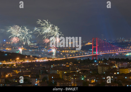 Fuochi d'artificio durante le celebrazioni del Giorno della Repubblica di Turchia,a Istanbul Foto Stock