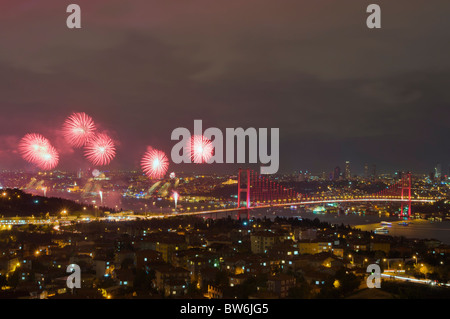 Fuochi d'artificio durante le celebrazioni del Giorno della Repubblica di Turchia,a Istanbul Foto Stock
