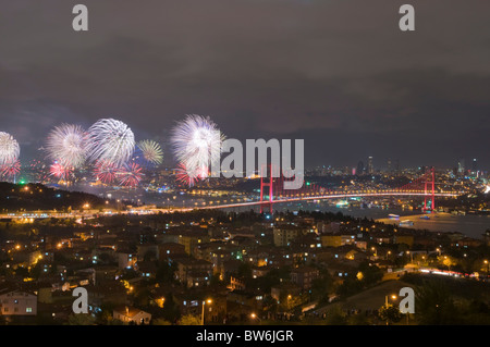 Fuochi d'artificio durante le celebrazioni del Giorno della Repubblica di Turchia,a Istanbul Foto Stock