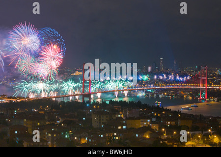 Fuochi d'artificio durante le celebrazioni del Giorno della Repubblica di Turchia,a Istanbul Foto Stock