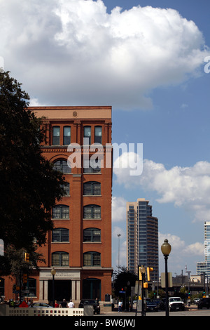 Visualizza in basso da Dealy Plaza verso la scuola Book Depository. Estrema destra seconda finestra dalla parte superiore è il famigerato finestra) Foto Stock