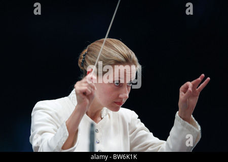 Joan Landry conduce il Boston Orchestra di punti di riferimento in corrispondenza del portello Shell in Boston, Massachusetts Foto Stock