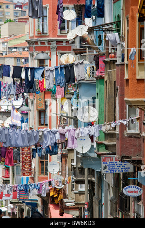 Clotheslines appesi da tetti, baraccopoli,Tarlabasi,Beyoglu, Istanbul, Turchia Foto Stock