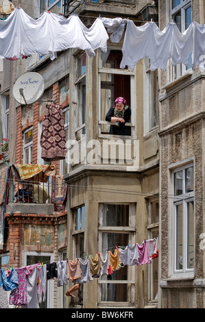 Clotheslines appesi da tetti, baraccopoli,Tarlabasi,Beyoglu, Istanbul, Turchia Foto Stock