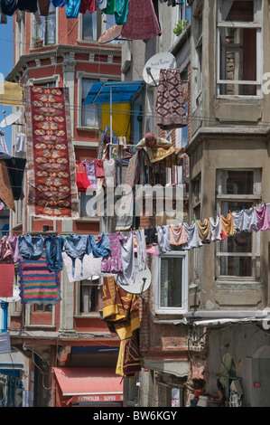 Clotheslines appesi da tetti, baraccopoli,Tarlabasi,Beyoglu, Istanbul, Turchia Foto Stock