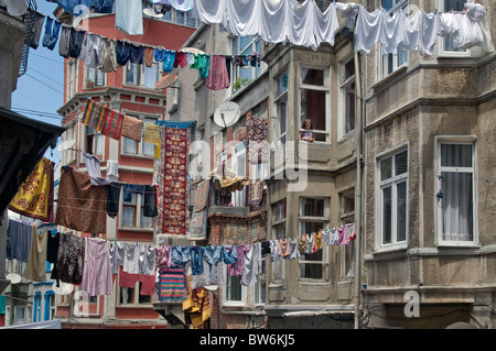 Clotheslines appesi da tetti, baraccopoli,Tarlabasi,Beyoglu, Istanbul, Turchia Foto Stock