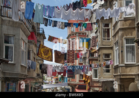 Clotheslines appesi da tetti, baraccopoli,Tarlabasi,Beyoglu, Istanbul, Turchia Foto Stock