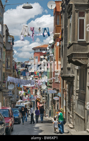 Clotheslines appesi da tetti, baraccopoli,Tarlabasi,Beyoglu, Istanbul, Turchia Foto Stock