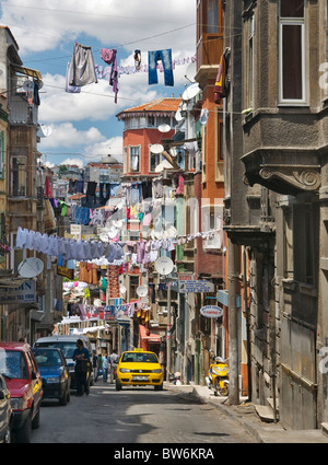 Clotheslines appesi da tetti, baraccopoli,Tarlabasi,Beyoglu, Istanbul, Turchia Foto Stock