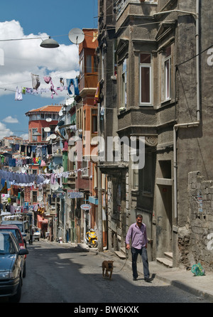 Clotheslines appesi da tetti, baraccopoli,Tarlabasi,Beyoglu, Istanbul, Turchia Foto Stock