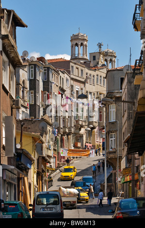 Clotheslines appesi da tetti, baraccopoli,Tarlabasi,Beyoglu, Istanbul, Turchia Foto Stock