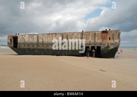 Un molo Spud dal porto di gelso su oro spiaggia di Arromanches, in Normandia. Luglio 2009 Foto Stock