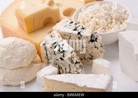 Vari tipi di formaggi su uno sfondo bianco. Foto Stock