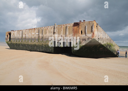 Un molo Spud dal porto di gelso su oro spiaggia di Arromanches, in Normandia. Luglio 2009 Foto Stock