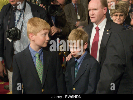 Il Sen. Chris Coon, D-Del., passeggiate fuori con figli Mike,sinistra, e Jack dopo il Vice Presidente Joe Biden ha eseguito un giuramento cerimoniale Foto Stock