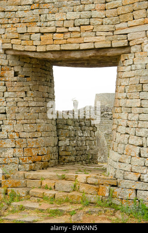 Gateway nella grande recinto delle rovine di una città di Grande Zimbabwe Foto Stock