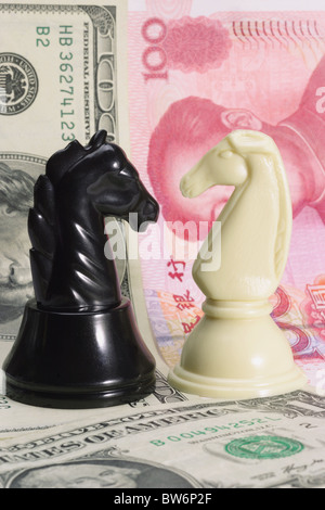 Valuta la guerra - Contrastare in bianco e nero cavalieri permanente sulla US Dollari e yuan cinese Foto Stock