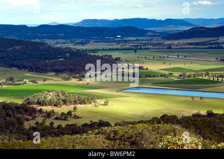 Bellissima zona di campagna con piccola città e vivacemente colorato i campi Foto Stock
