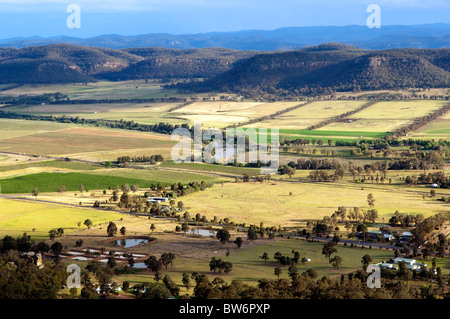 Bellissima zona di campagna con piccola città e vivacemente colorato i campi Foto Stock