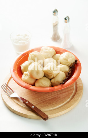 Immagine di gustosi gnocchetti nel recipiente in plastica è servita con sale e pepe Foto Stock