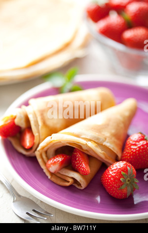 Crespelle con fragole Foto Stock