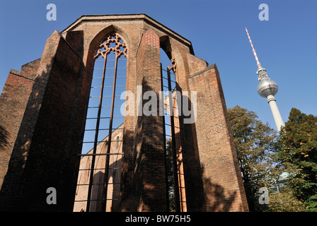 Berlino. Germania. Franziskaner Klosterkirche Fernsehturm e la torre della TV. Foto Stock